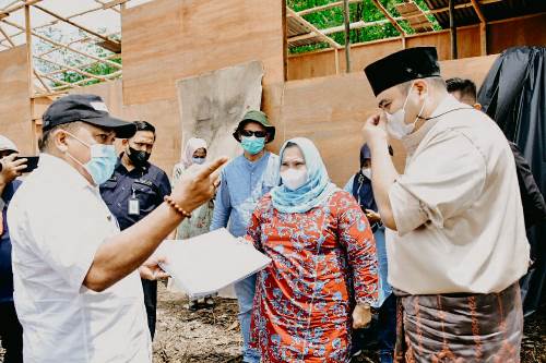Bupati Kasmarni didampingi Kadis PUPR Ardiansyah mendengar penjelasan rencana pembangunan Kantor Camat Talang Muandau.
